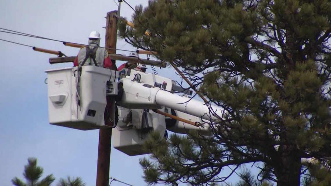 Winds knocking out power to thousands in Denver metro area [Video]