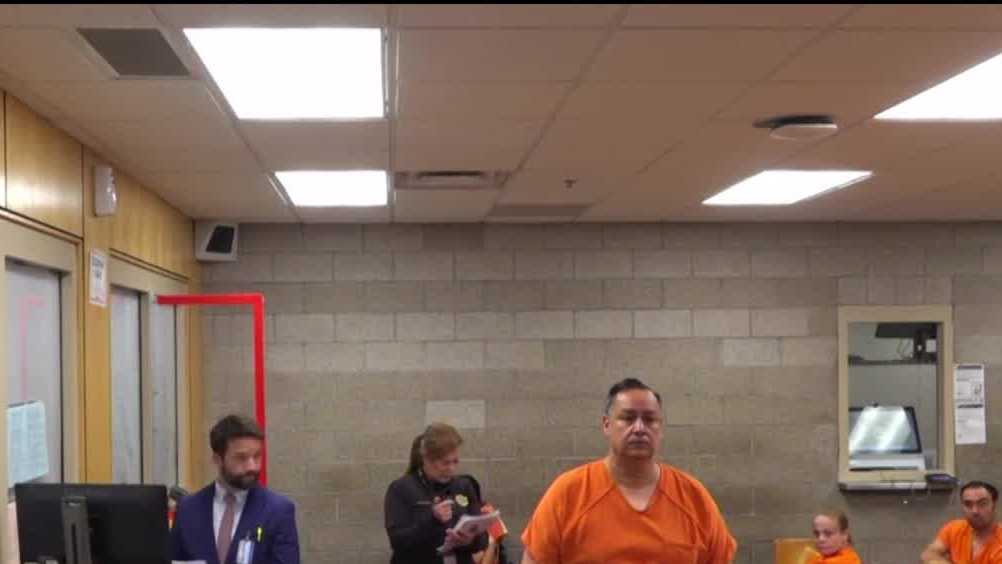 Albuquerque charter school administrator charged for threatening student [Video]