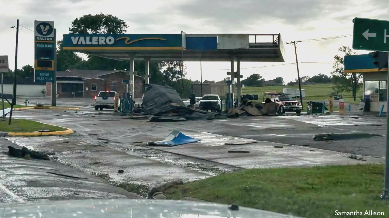 Updates: Tornado confirmed in Lamar County, damage in Grayson County - KTEN [Video]