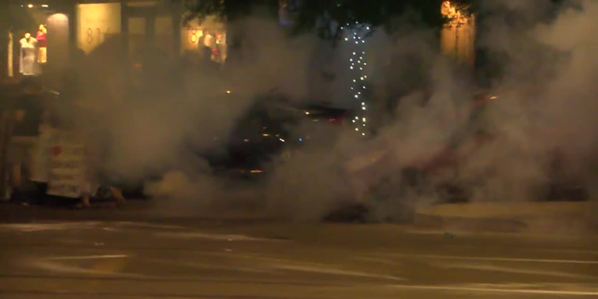 RAW: Police use tear gas to break up protest at University of Arizona [Video]