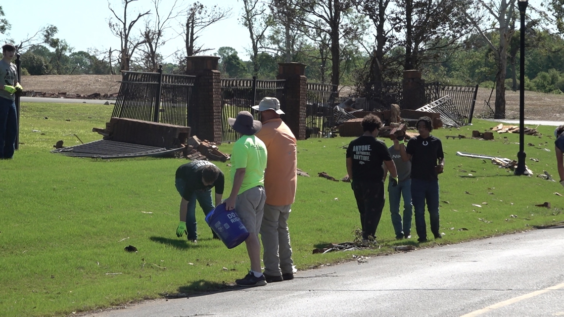 Clements High School students give back with community clean up [Video]
