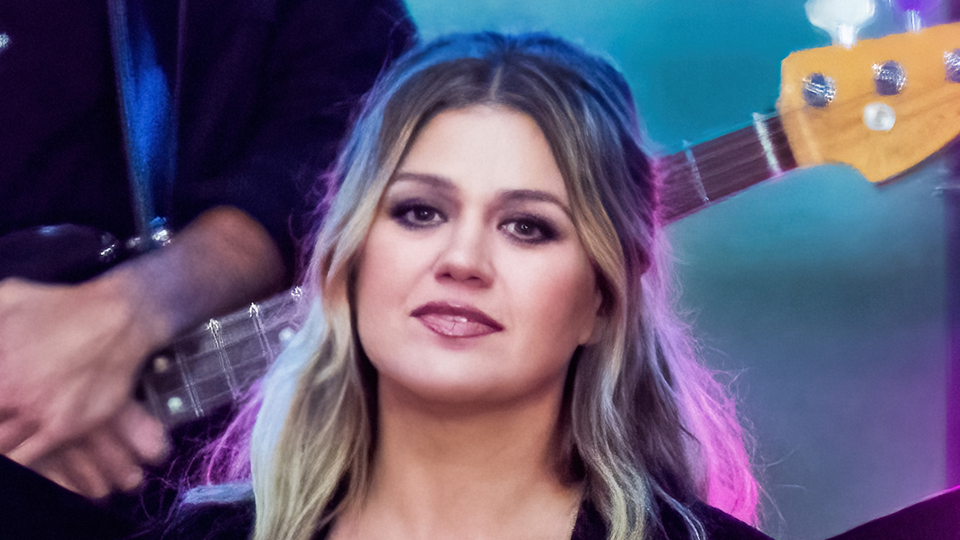 Kelly Clarkson’s ‘foot habit’ reportedly causing tension behind scenes of NBC show in ‘off-putting’ hygiene routine [Video]