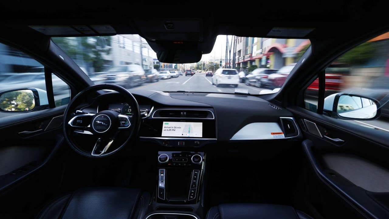 Self-driving cars could lead to a fourth, white traffic signal  or no signals at all [Video]