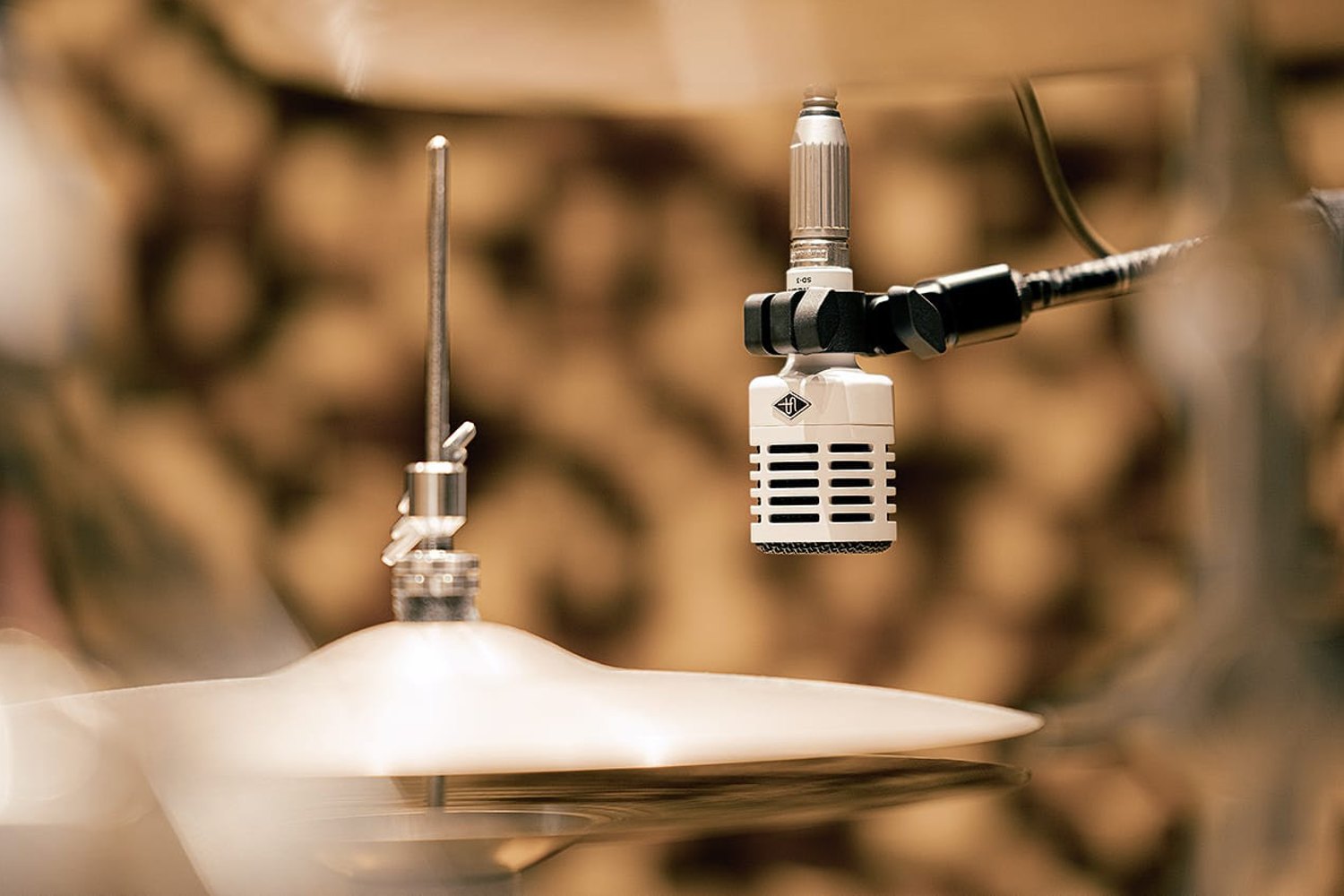 Universal Audio expand Hemisphere modelling microphones [Video]