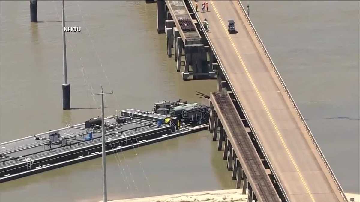 Barge hits bridge in Texas, damaging the structure [Video]