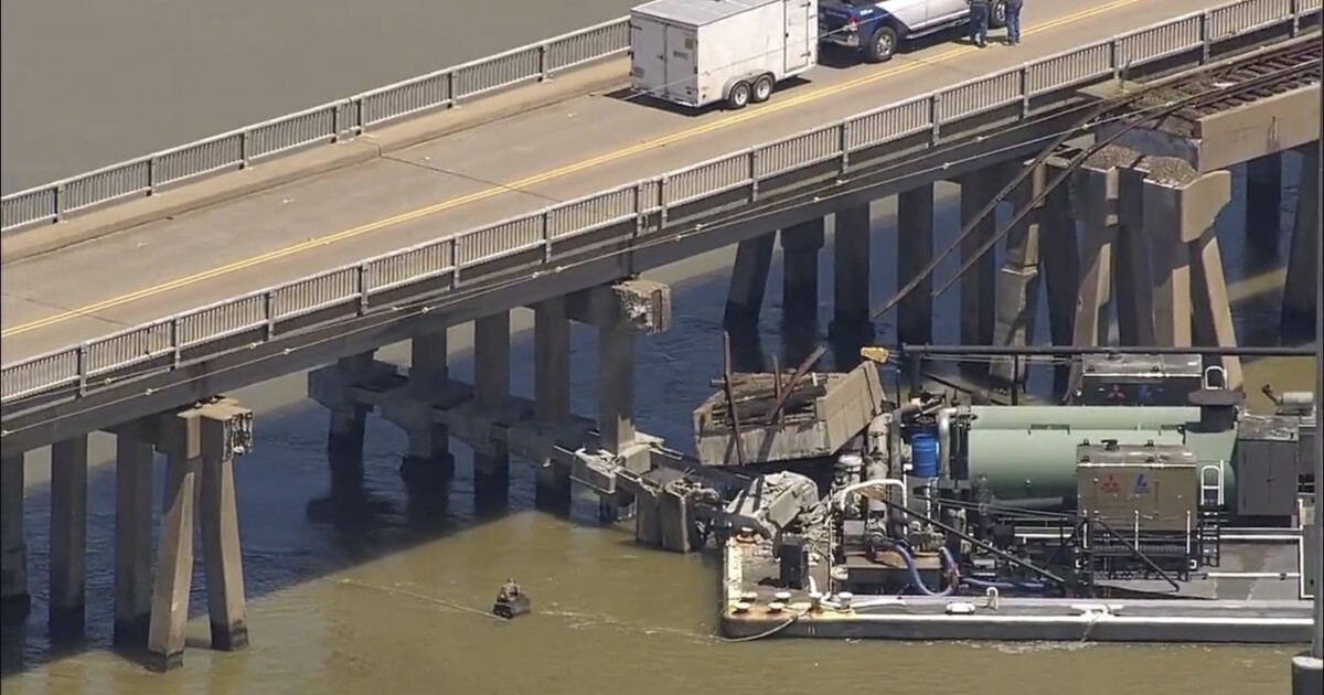 Barge hits Texas bridge, causing partial collapse and oil spill [Video]