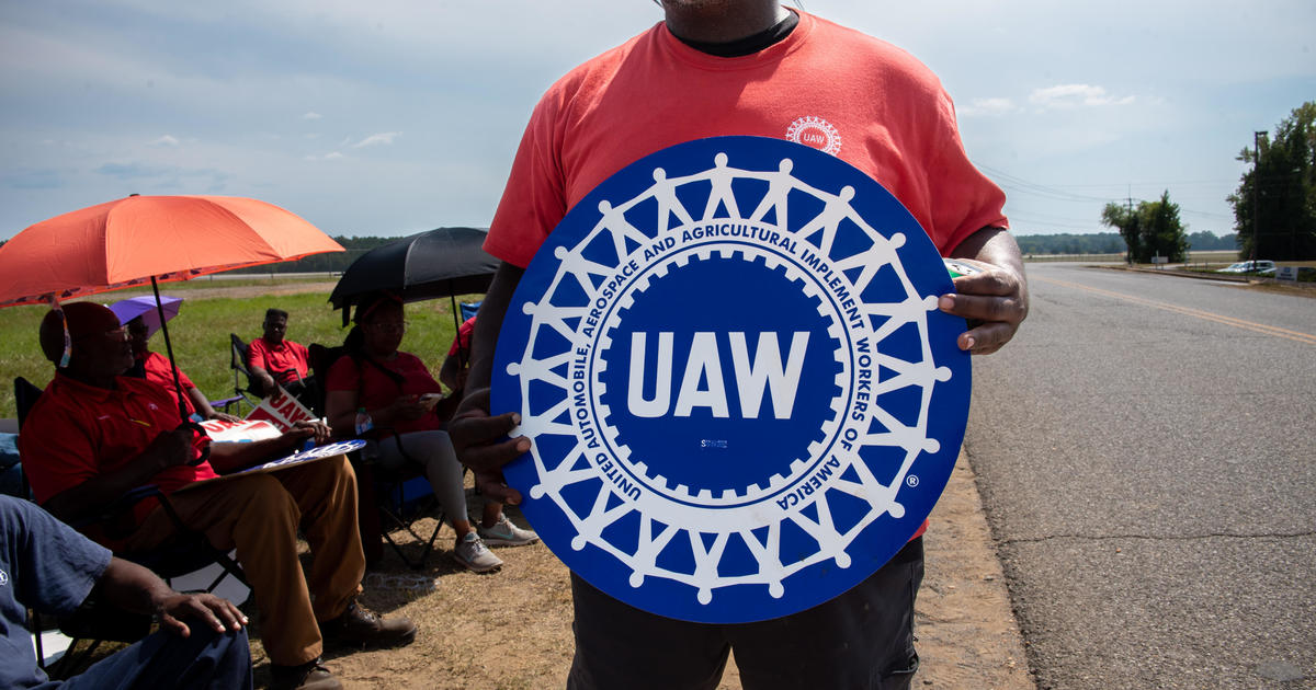 Mercedes-Benz workers cast final votes in high-stakes UAW election [Video]