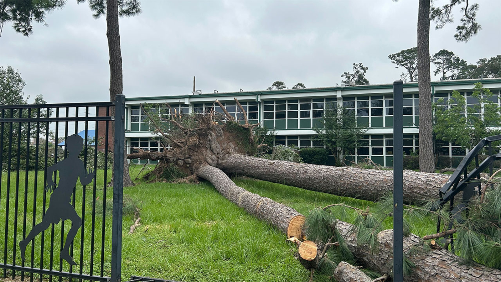 HISD school storm damage: 2 Houston ISD students injured, hundreds of campuses without power [Video]
