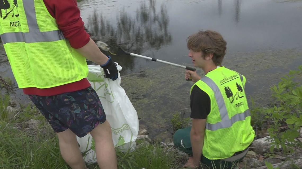 Seniors get creative for community service project [Video]