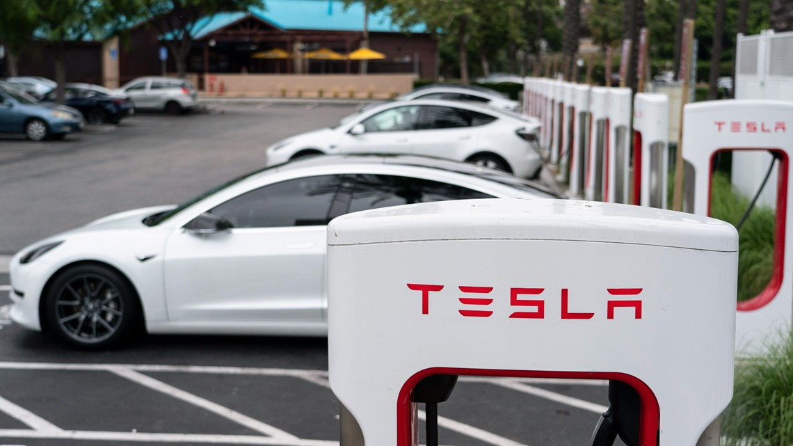 White House backs effort to standardize Tesla EV charging plugs [Video]