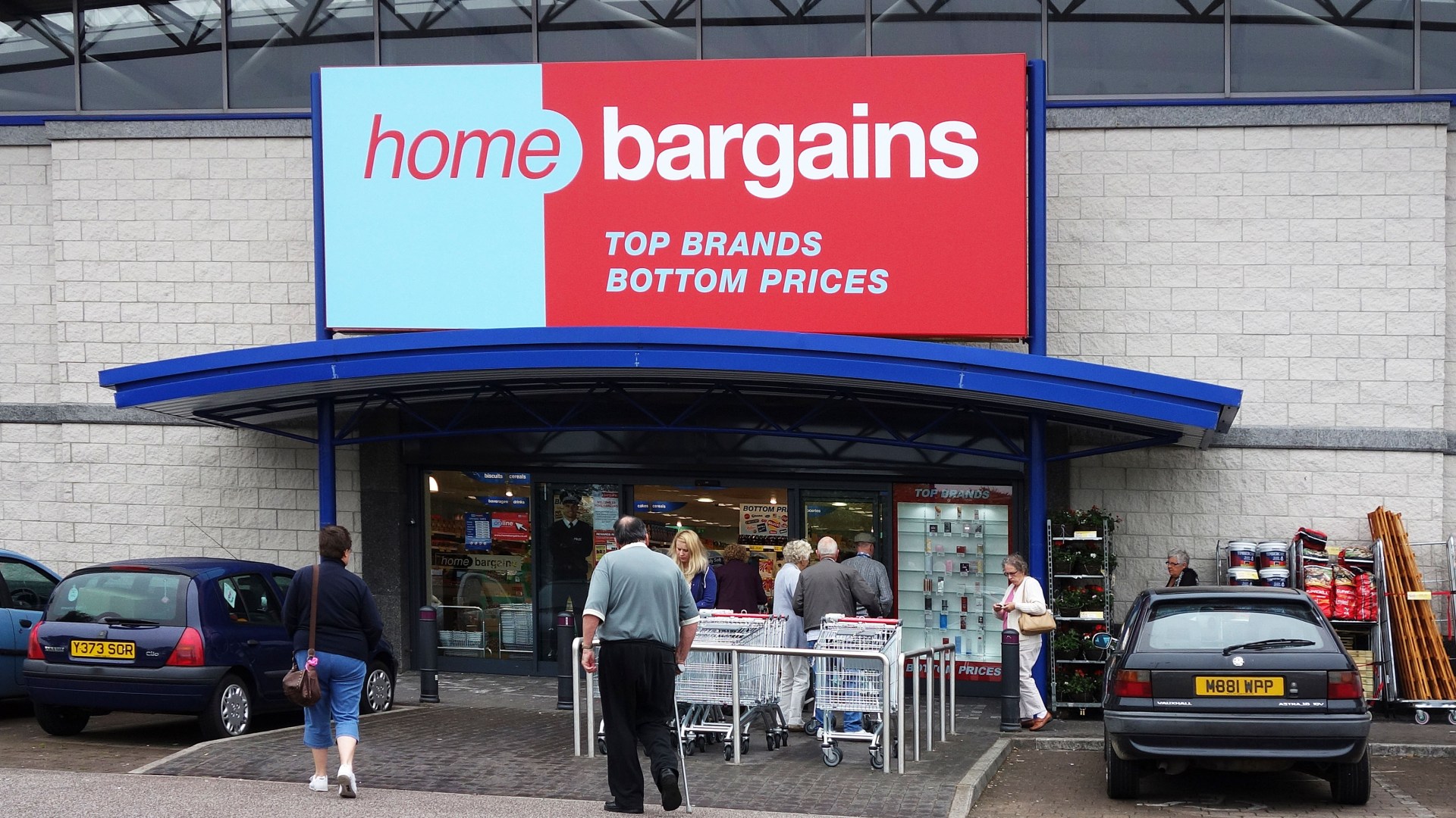 Shoppers rush to B&M and Poundland rival to bag bargain garden essentials scanning for as little as 47p [Video]