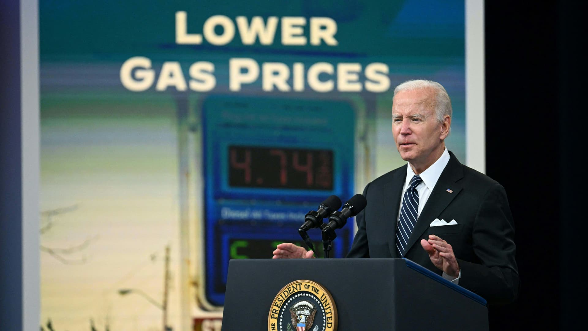 Biden to release 1 million barrels of gas to reduce prices at the pump [Video]