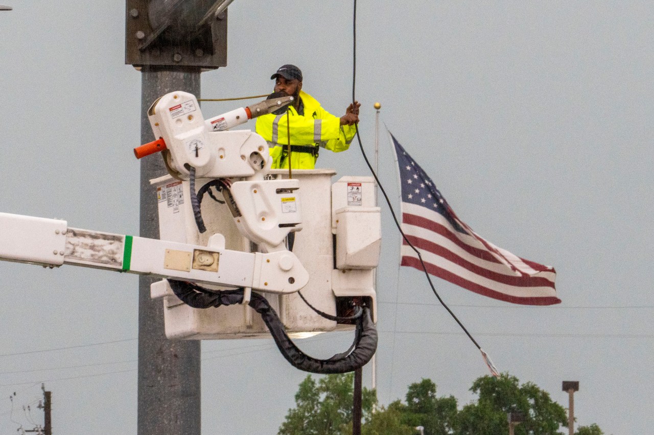 Crews race to restore power across Texas ahead of another round of storms | KLRT [Video]