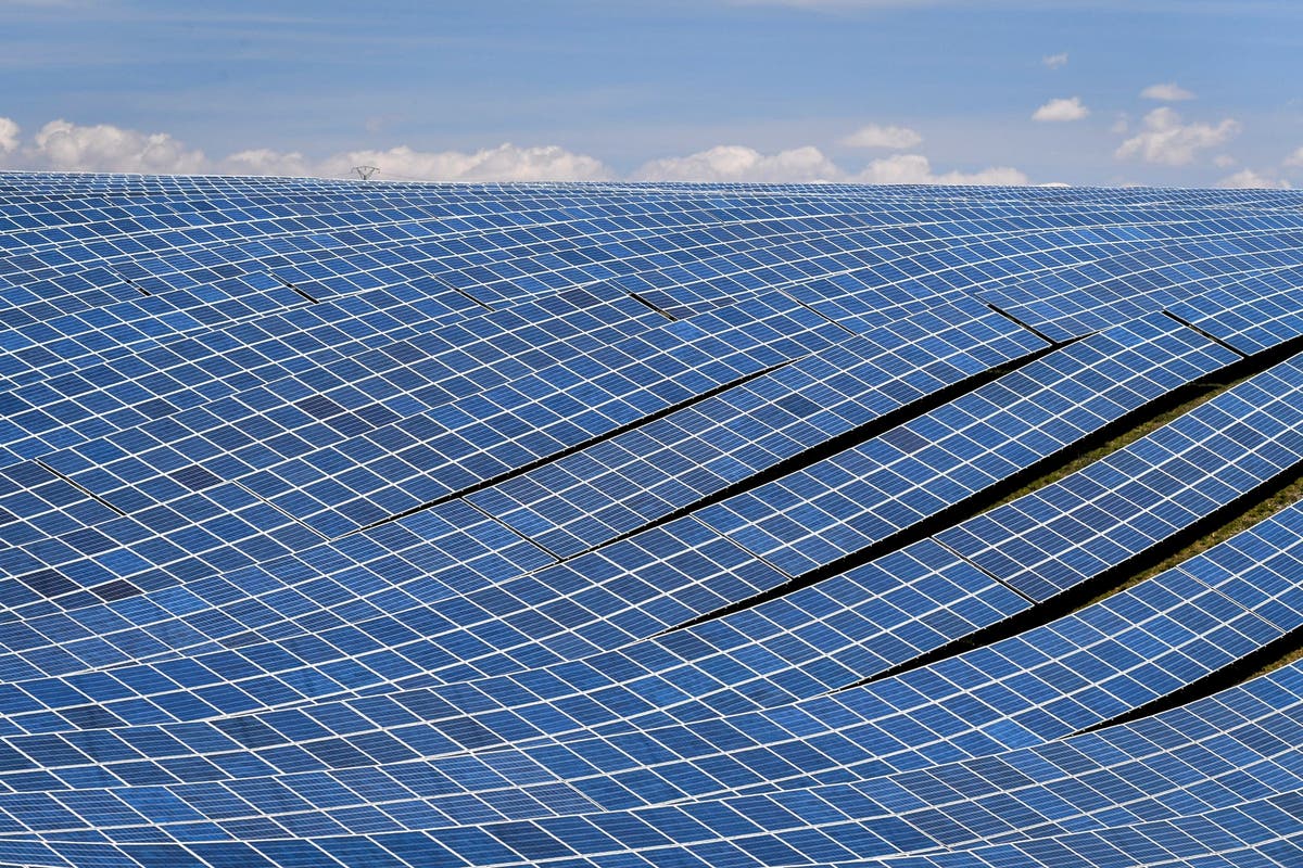 Solar panel achieves world record with miracle material [Video]