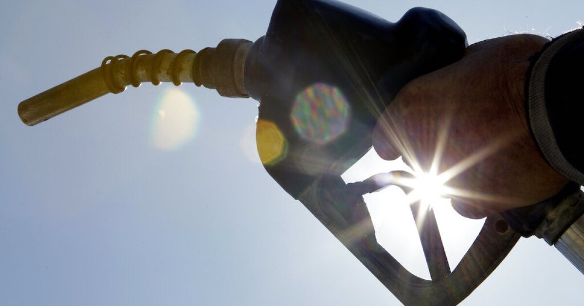 Gas prices drop a little bit this week in metro Detroit & Michigan [Video]