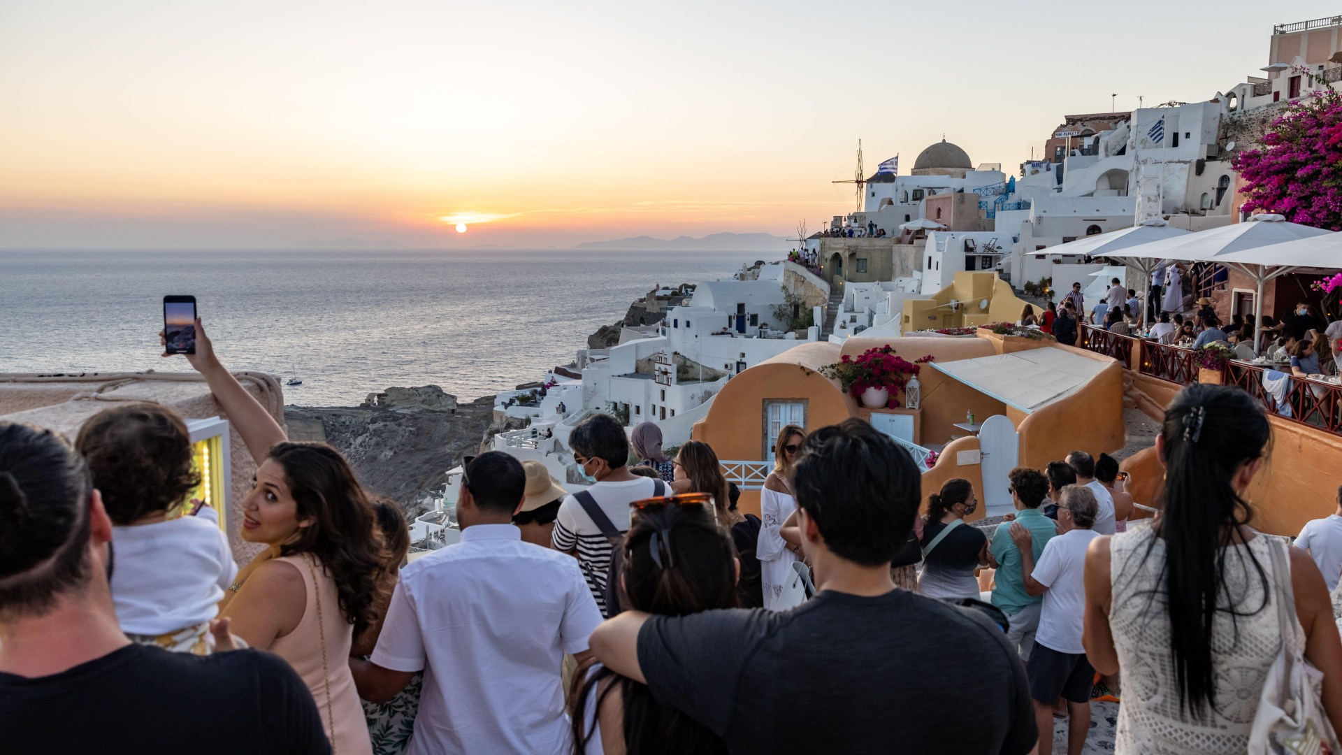Tourists warned to avoid popular holiday destination this summer – with overcrowding and water shortages predicted [Video]