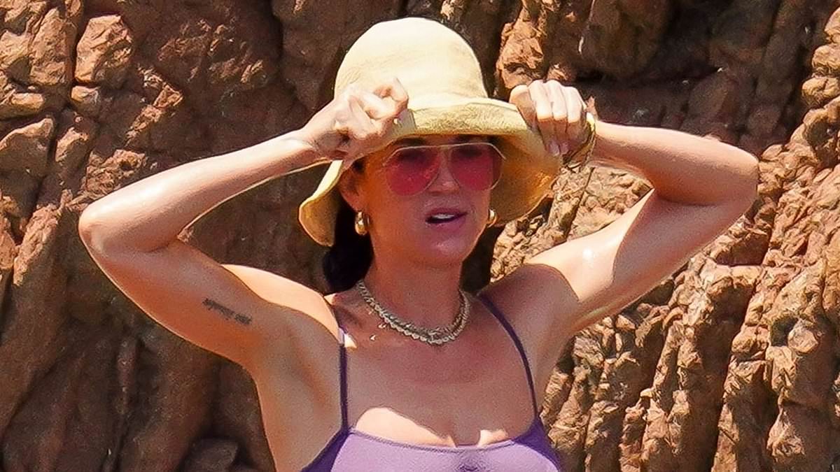 Katy Perry shows off her incredible figure in a purple bikini as she enjoys St Tropez holiday with fiance Orlando Bloom and their daughter Daisy after crisis talks to save her album [Video]