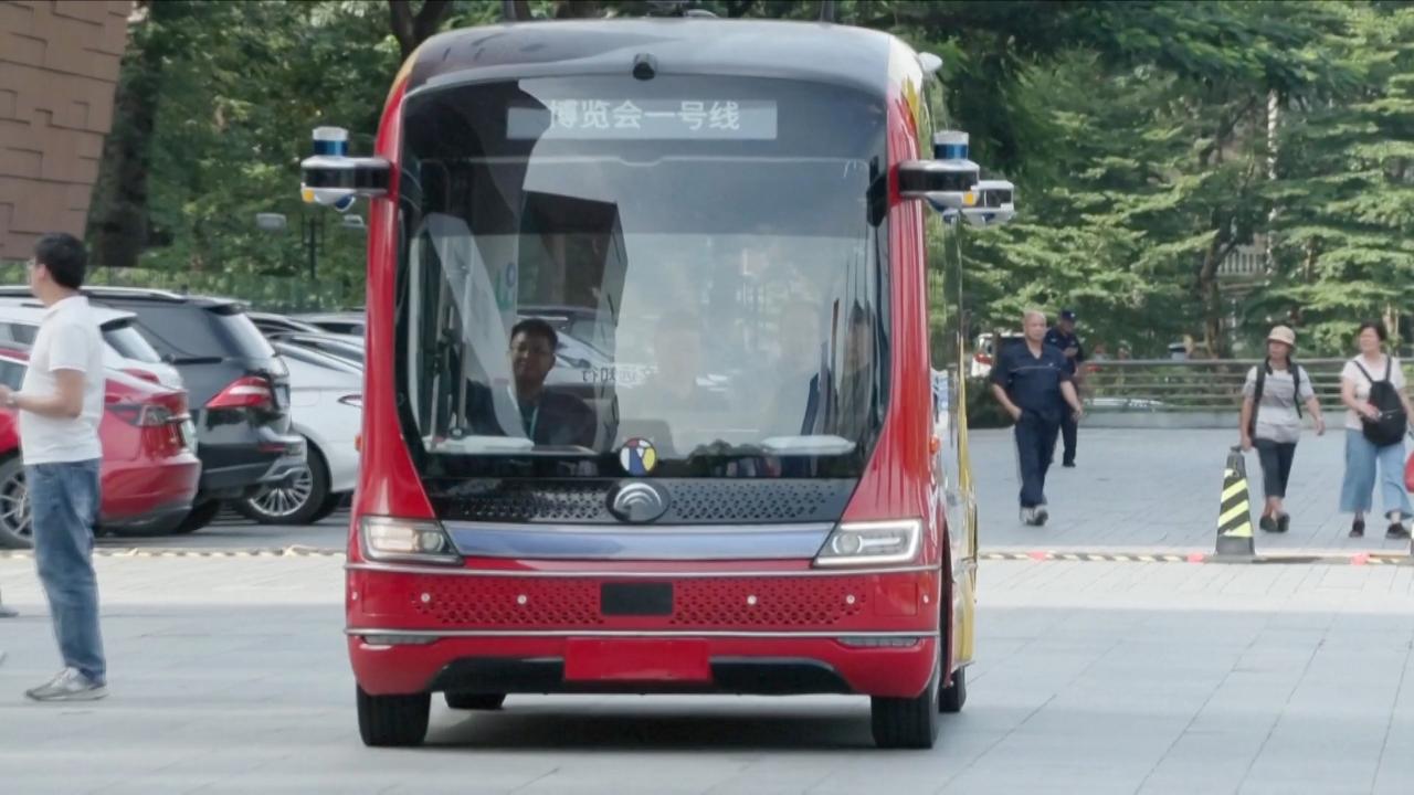 Self-driving bus makes debut at Guangzhou public transportation expo [Video]